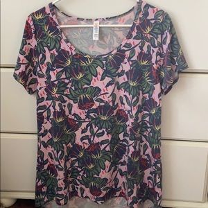 Medium Lularoe Classic tee